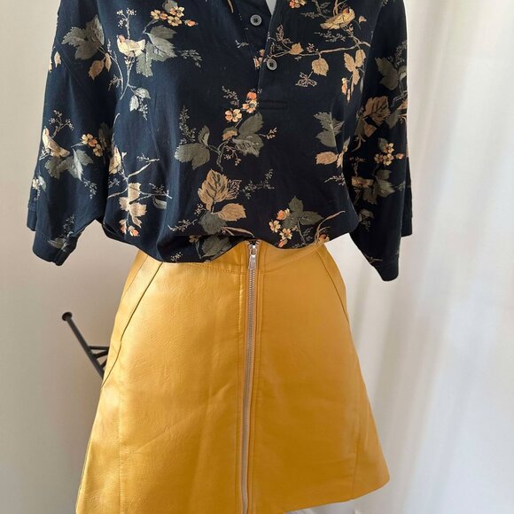 Yellow faux leather skirt. - Picture 3 of 9